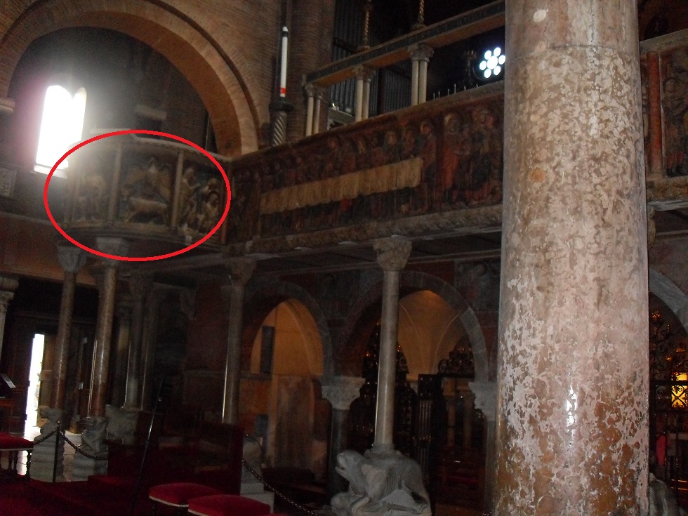 Pontile con bassorilievi di santi e pulpito decorato coi simboli dei 4 evangelisti
